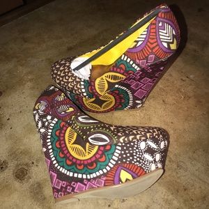Bucco Ceres Pattern Wedge Heels 6.5 NEW